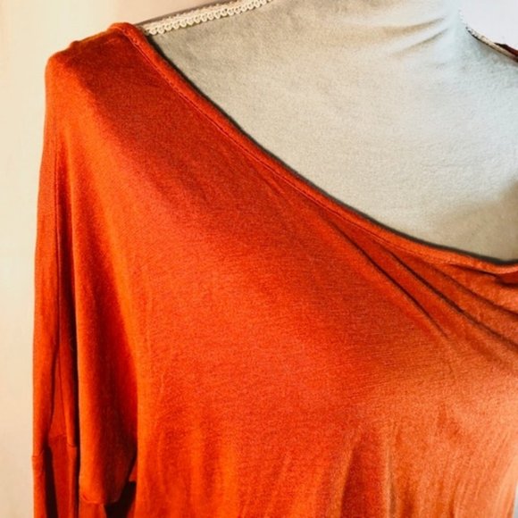 LUSH SELF Long Sleeve Asymmetrical Cut Top - Picture 3 of 8